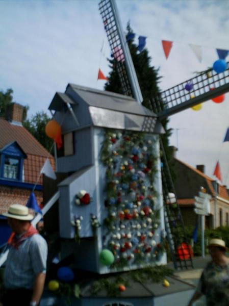 il est magnifique le moulin tout fleuri